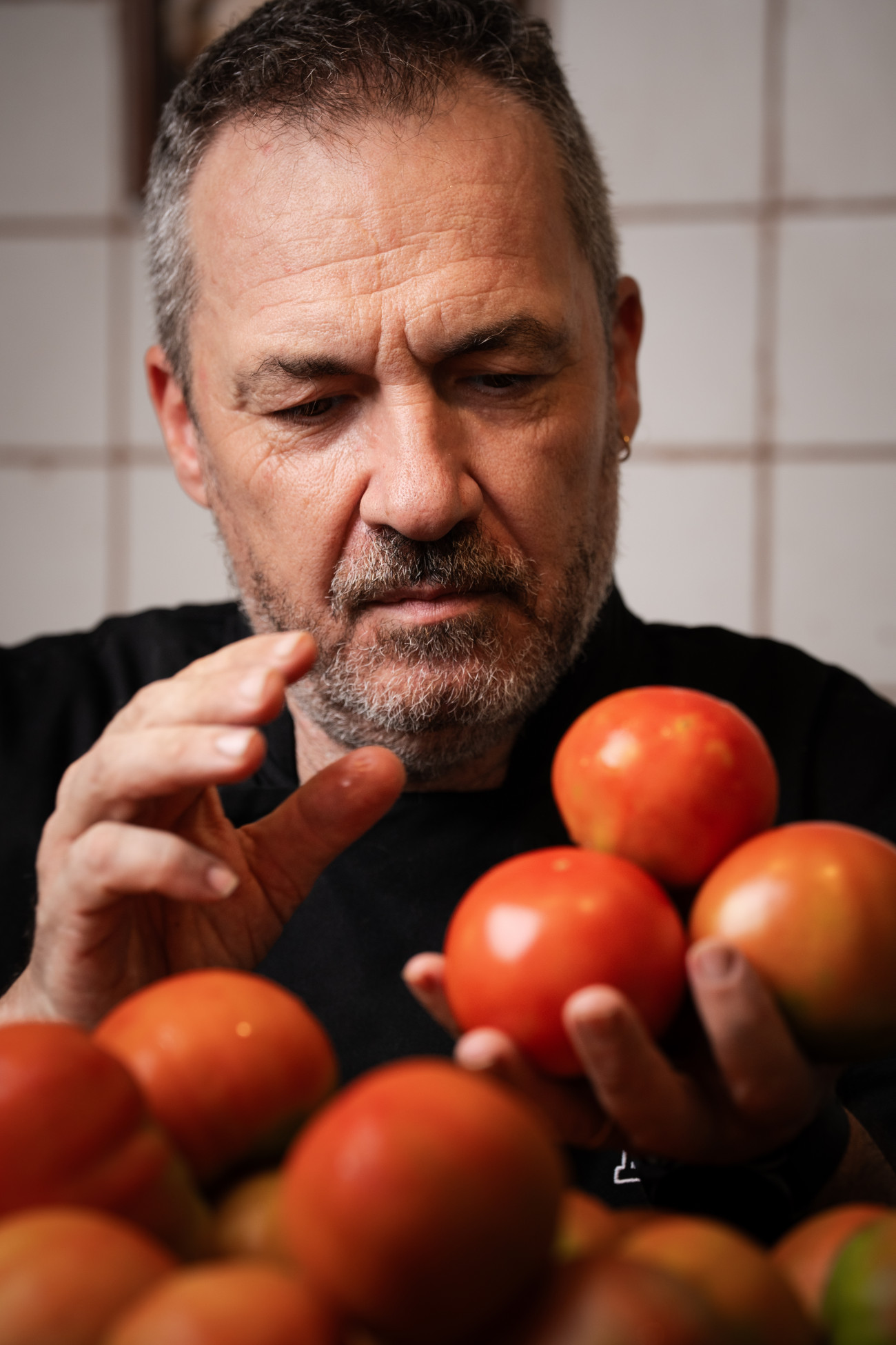  El chef lo lleva desde un helado de pan con tomate con anchoa y piparras de aperitivo hasta un ñoqui, una hamburguesa y un postre en forma de trampantojo de tomate