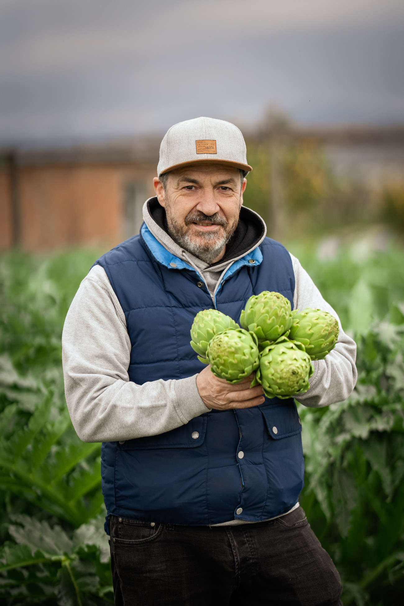 La alcachofa se ha convertido especialmente en una de las grandes musas de Romero. A finales de año volverá este producto como protagonista de otro menú. En la imagen, el chef con alcachofas del Parc Agrari del Baix