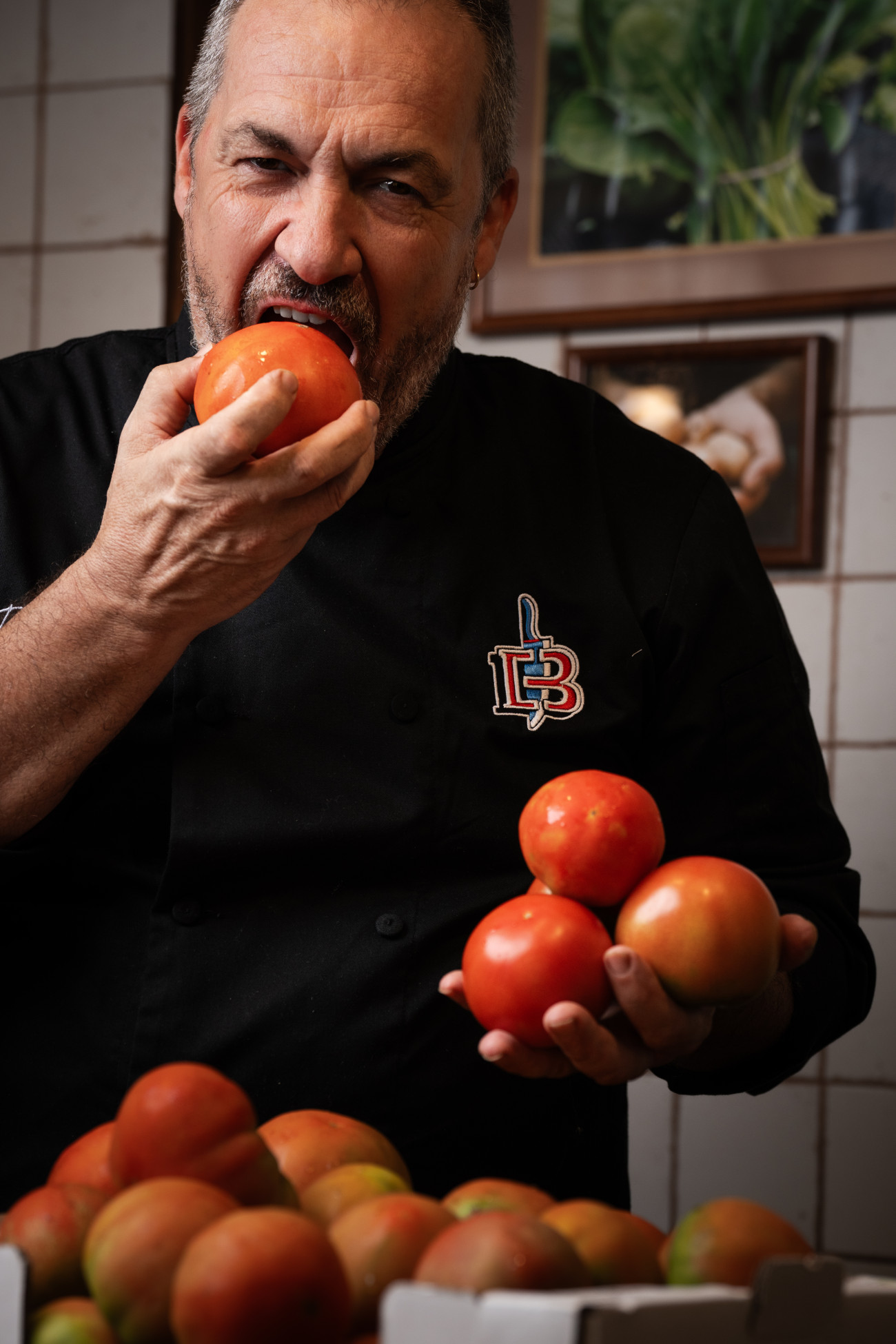 Romero trabaja directamente con agricultores y participa en iniciativas destinadas a recuperar productos y cultivos del territorio. Ahora con el último tomate del verano como protagonista