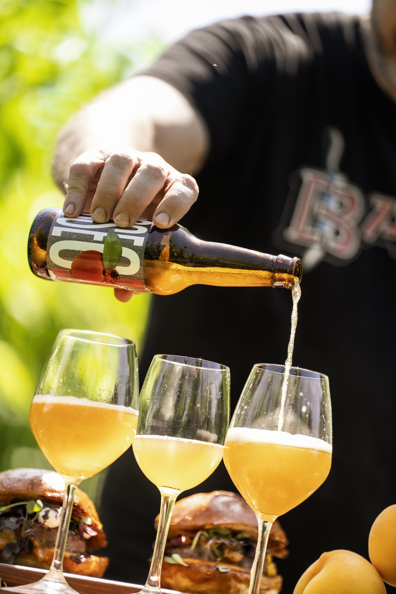Bart Burger dispone de varias cervezas elaboradas expresamente dentro del universo creado por el chef, además de kombuchas sin alcohol y una versión con mosto de xarel·lo de apenas dos grados