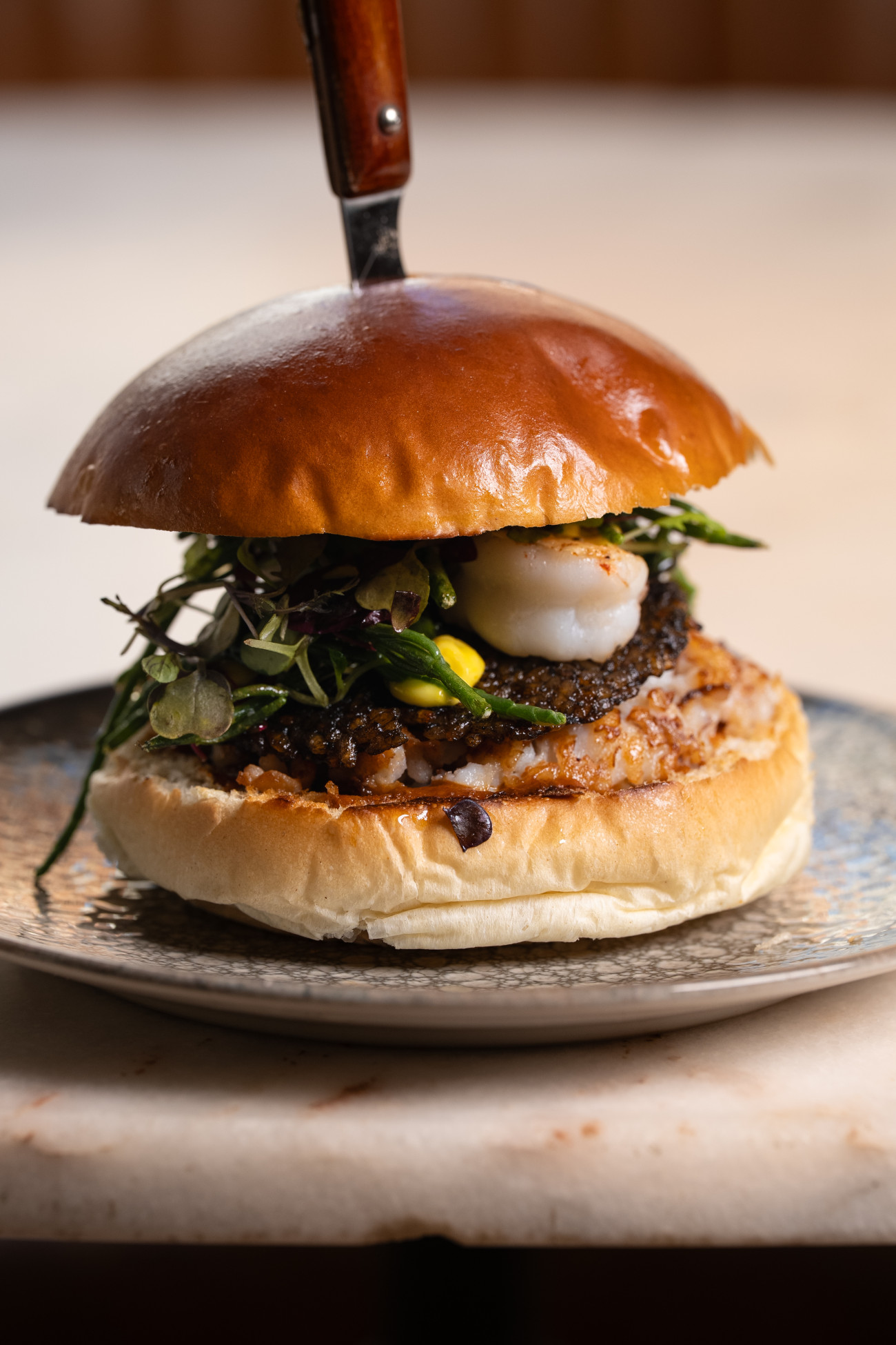 Otra de las creaciones de Romero son las hamburguesas de sepia con socarrat y gamba, que es como comerse una paella 