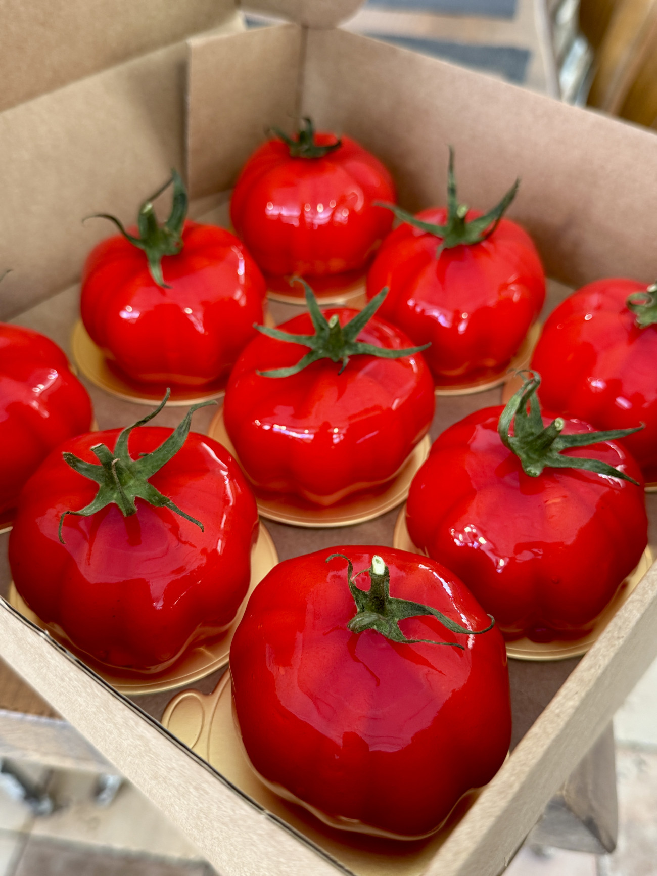 Todos los postres son elaborados por María Piñero, esposa de Toni Romero. El que forma parte del actual menú es un trampantojo de tomate que esconde una mousse de limón con cremoso de lima-albahaca y mermelada de tomate, bizcocho de tomate y crumble de ch