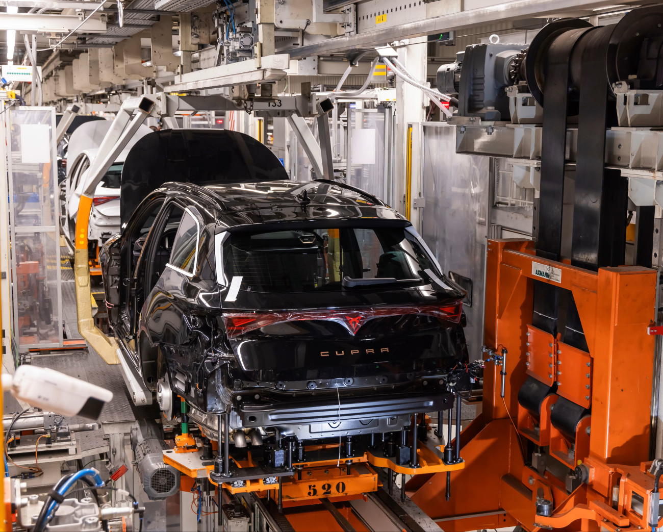  Imagen de una plataforma totalmente robotizada de producción de CUPRA