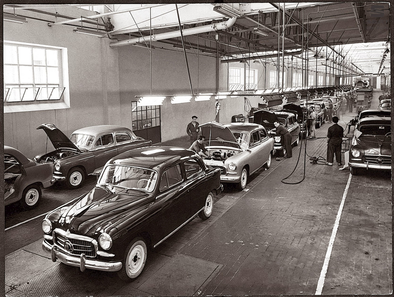  Imagen histórica de la cadena de montaje de vehículos SEAT durante  la década de los 60