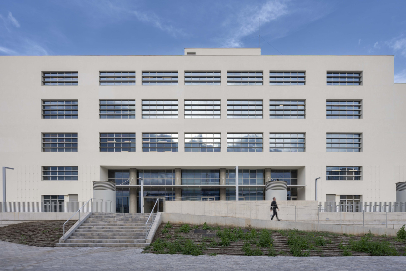 Fachada de la facultad, situada en los números 28-30 de la avenida del Baix Llobregat de Esplugues