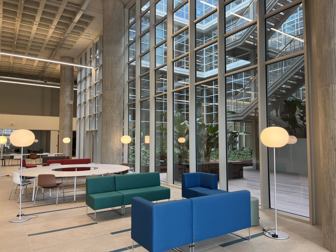 Aspecto de una zona común en el interior de la nueva facultad