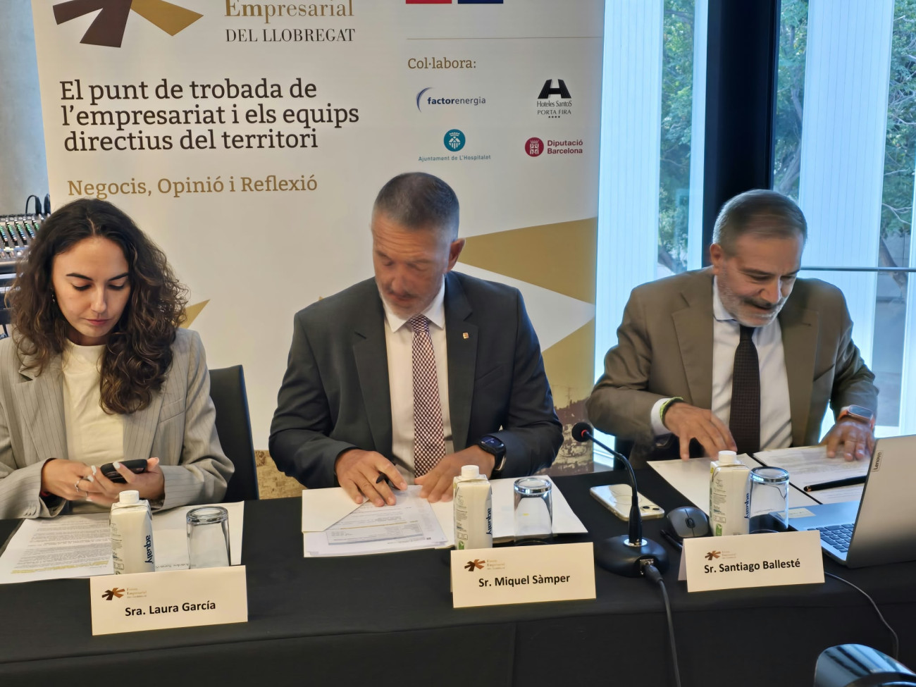 La teniente de alcaldía del Ayuntamiento de l’Hospitalet, Laura García, el conseller de Empresa y Trabajo, Miquel Sàmper, y el presidente de AEBALL, Santiago Ballesté