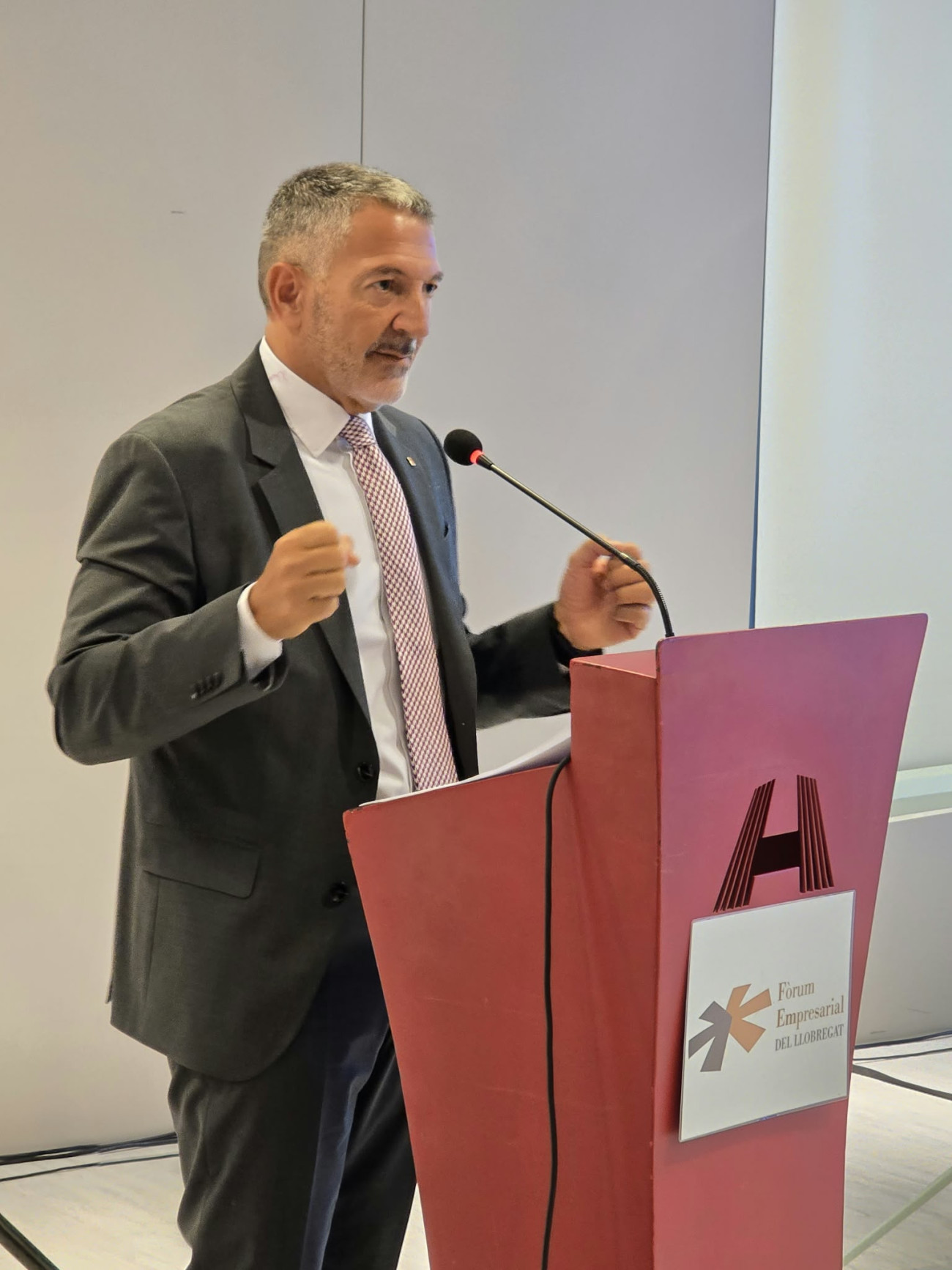 El conseller Sàmper tomó nota de las peticiones de AEBALL y ha asegurado que la comarca es un territorio que tiene un papel importante en áreas industriales como la defensa