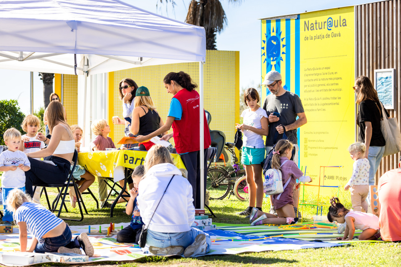  La normalitat es visible als parcs metropolitans i a les platges, no només en la seva netedat sinó també perquè es fan activitats com NaturAula, en aquest cas, a la platja de Gavà