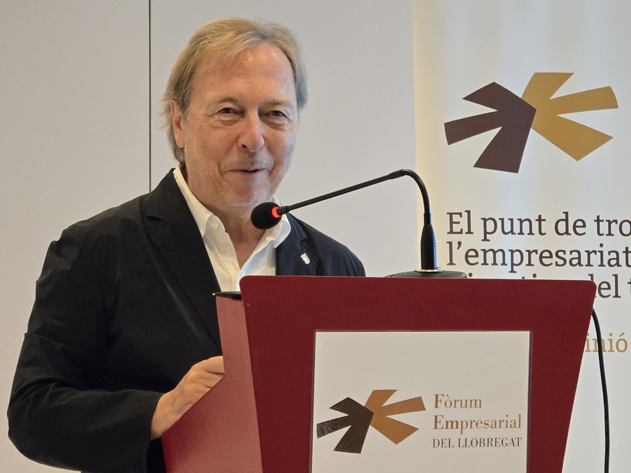 El president de la Cambra de Comerç de Barcelona, Josep Santacreu, defensa l’ampliació aeroportuària. A la imatge, durant la seva última intervenció davant els empresaris de L’Hospitalet i el Baix Llobregat en un acte de la patronal AEBALL