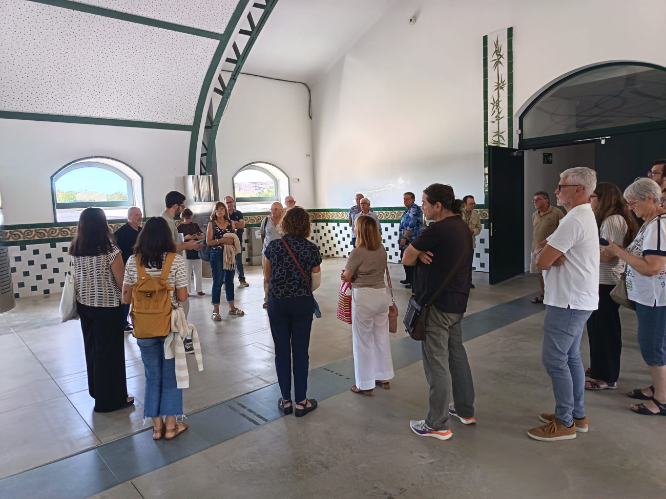 Part dels assistents a l’acte van fer una visita guiada a la Granja de la Ricarda