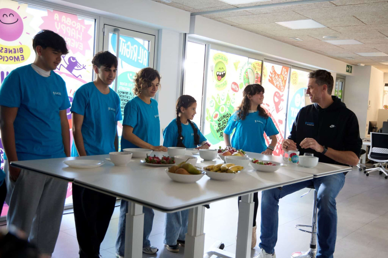 Pau Gasol participa con niños en muchas de las actividades de su fundación, que tiene su sede en Sant Boi de Llobregat, en la calle Jaume I, 26-28