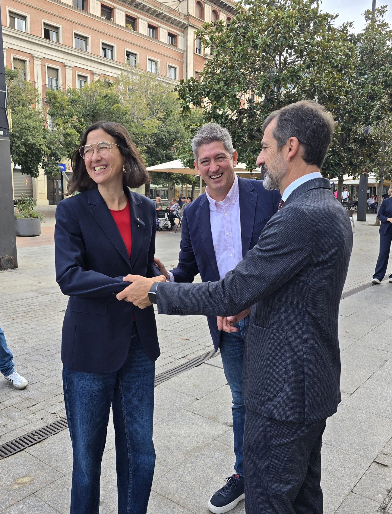  La consellera a su llegada a la plaza del Ayuntamiento, saludada por el alcalde Quirós