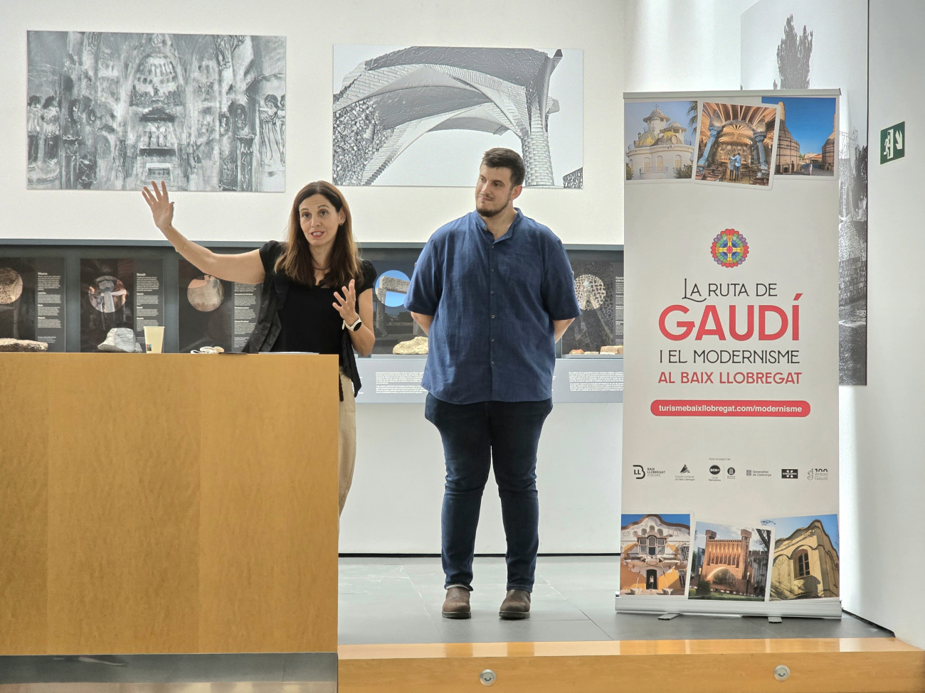 Eva Martínez, presidenta del Consell Comarcal del Baix Llobregat i del Patronat de Turisme, al costat de Jordi Bartolomé, alcalde de Santa Coloma de Cervelló, durant la presentació dels actes d’aquest cap de setmana i de la Ruta de Gaudí i el Modernisme