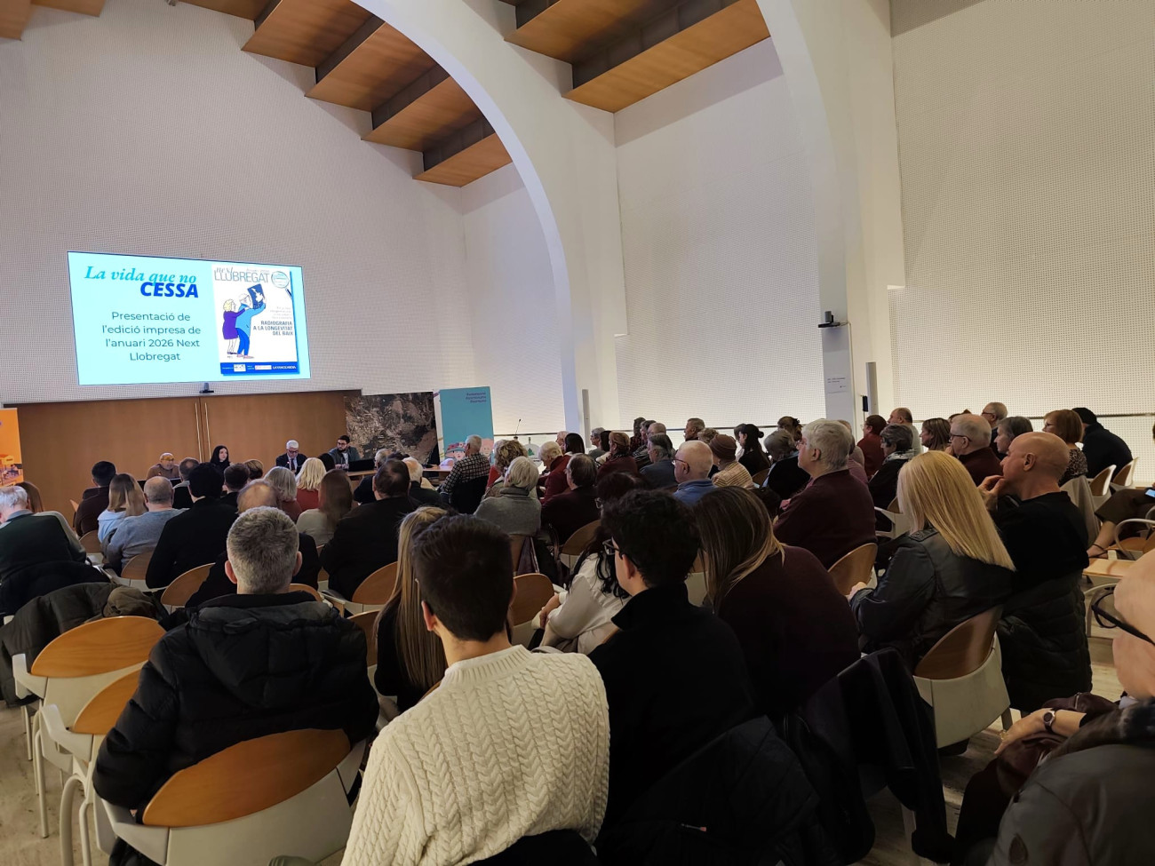 Aspecte de l’auditori del Consell Comarcal del Baix Llobregat amb més d’un centenar de persones que van assistir a la presentació de l’Anuari 2026 Next Llobregat, que radiografia la longevitat del nostre territori, la vida que no s’atura
