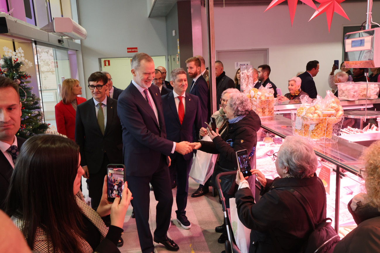 A la imatge, Felip VI saluda a veïnes al mercat de La Florida, on al primer pis s’ha instal·lat un espai obert a la ciutadania, a les entitats i al teixit econòmic on la tecnologia es posa al servei de les persones