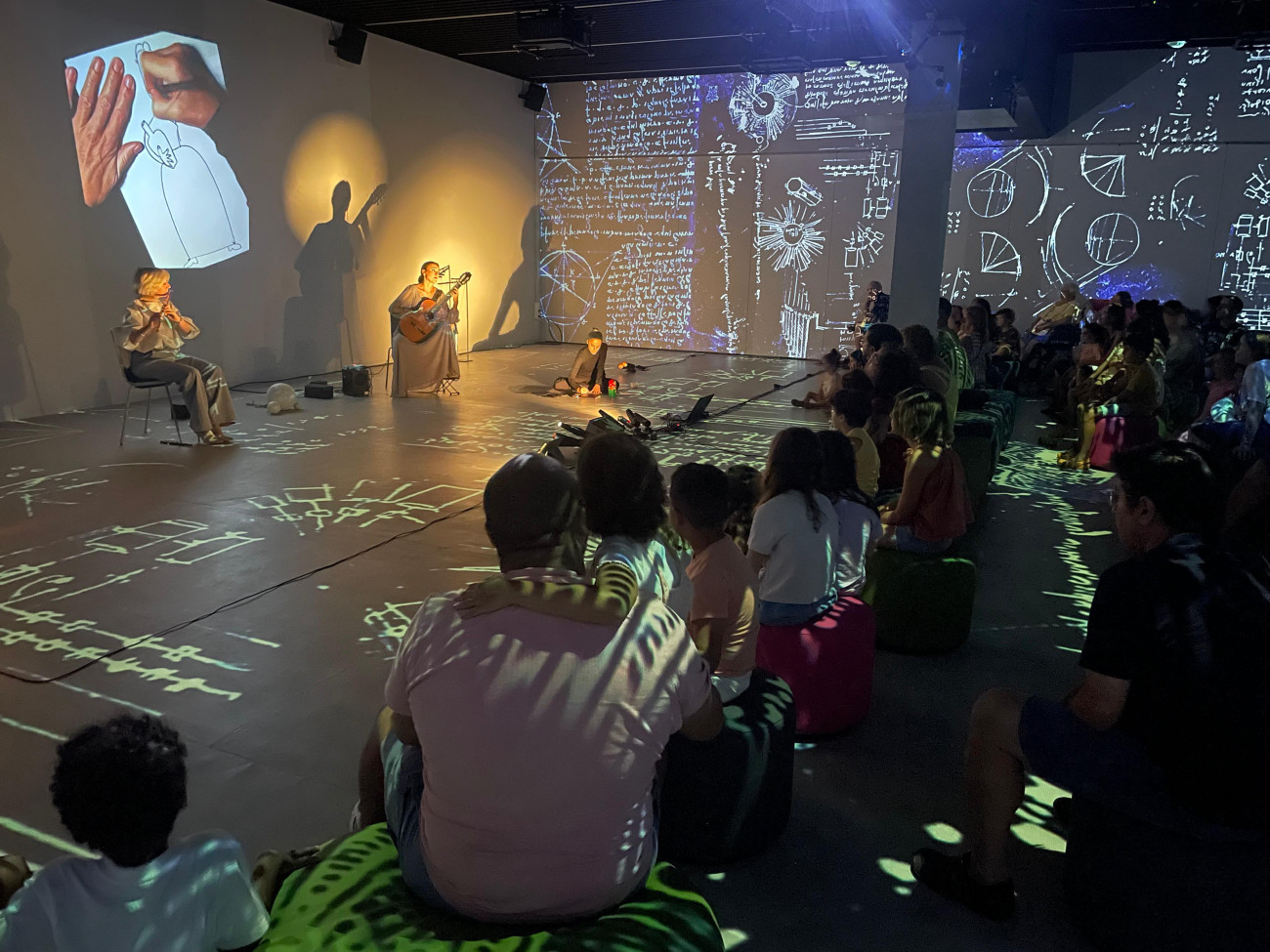 Un dels actes familiars a la sala immersiva de les modernes instal·lacions que hi ha a la primera planta del mercat municipal del barri