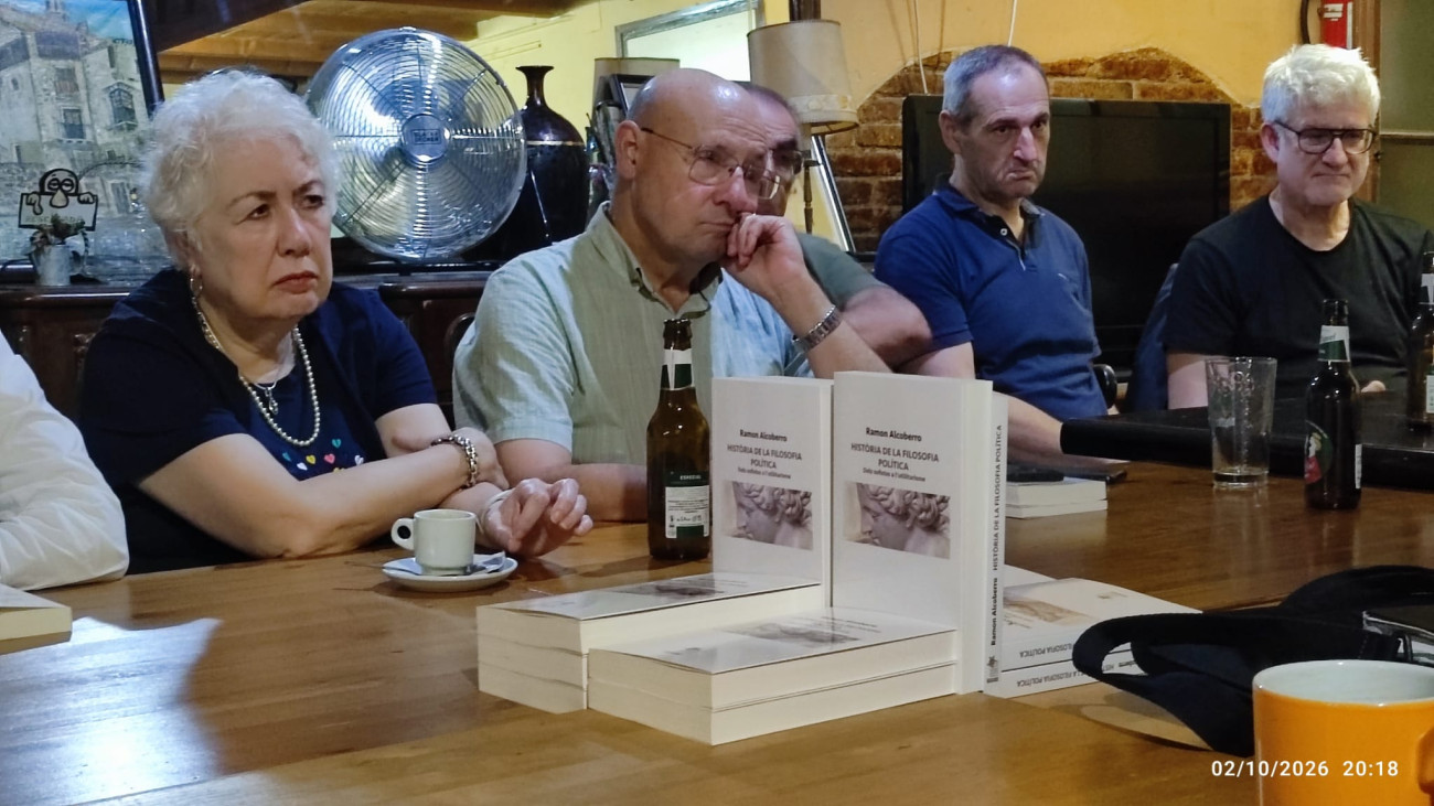 Jaume Grau, impulsor del Café Filosòfic d’Esplugues davant d’exemplars del llibre de Ramon Alcoberro amb el que es va inaugurar el cicle Filosofía Política