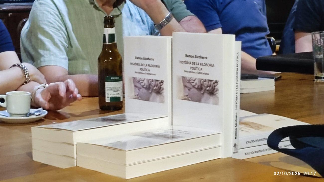 Exemplars del llibre objecte del primer acte del cicle. Alcoberro va anunciar un segon volum de la història de la filosofia política, des de Marx fins a l’actualitat