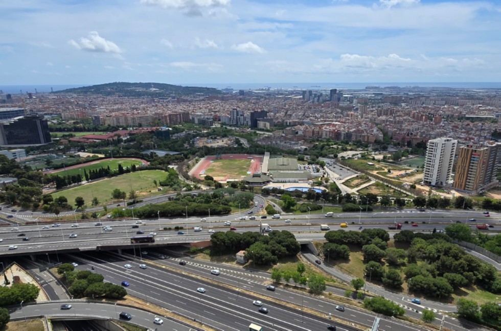 Vista de la Diagonal a su paso por Esplugues. Fotografía tomada desde el rooftop de Aparto Hotel, la torre que preside este enclave donde enfrente se construirá el nuevo Hospital Clínic