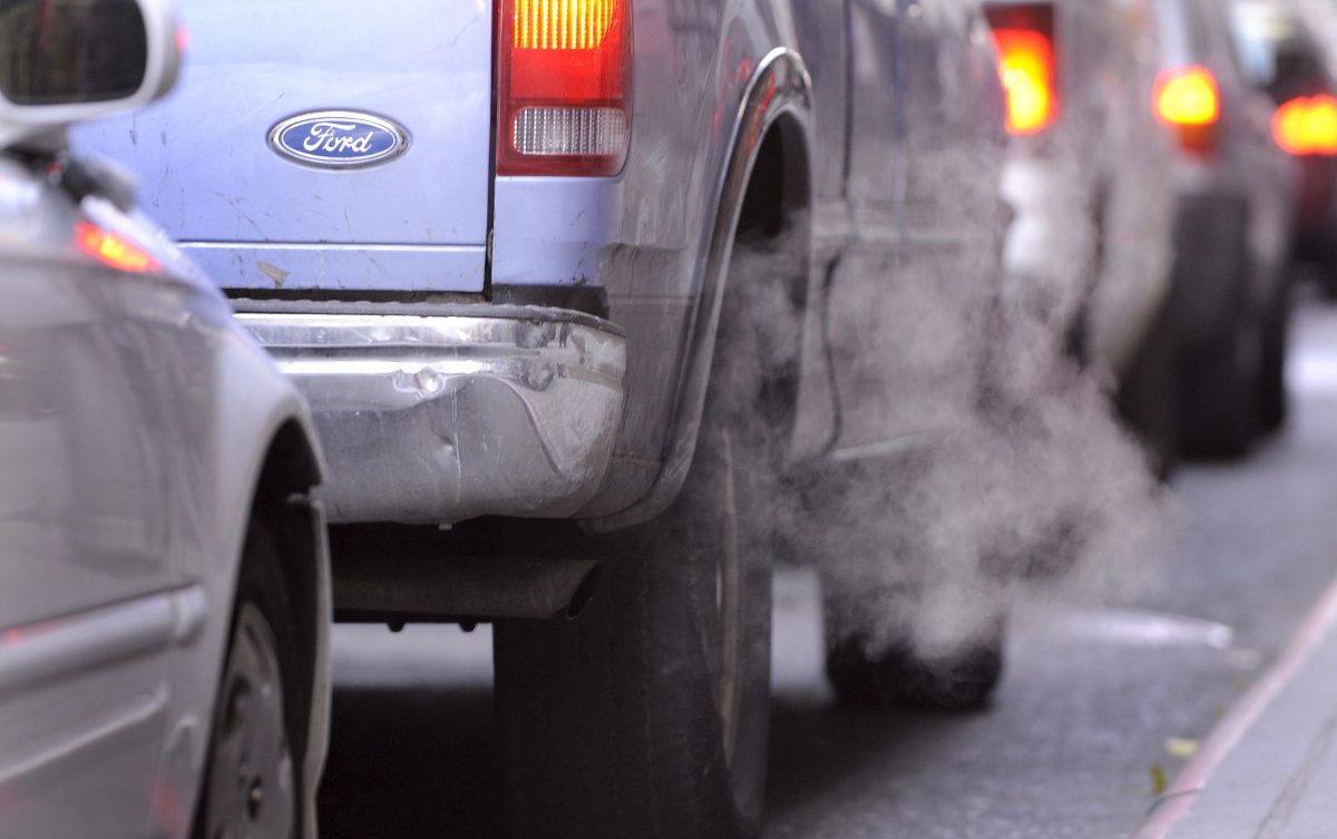 La contaminación y los colapsos son problemas asociados a la falta de suficiente transporte público desde el Baix a Barcelona