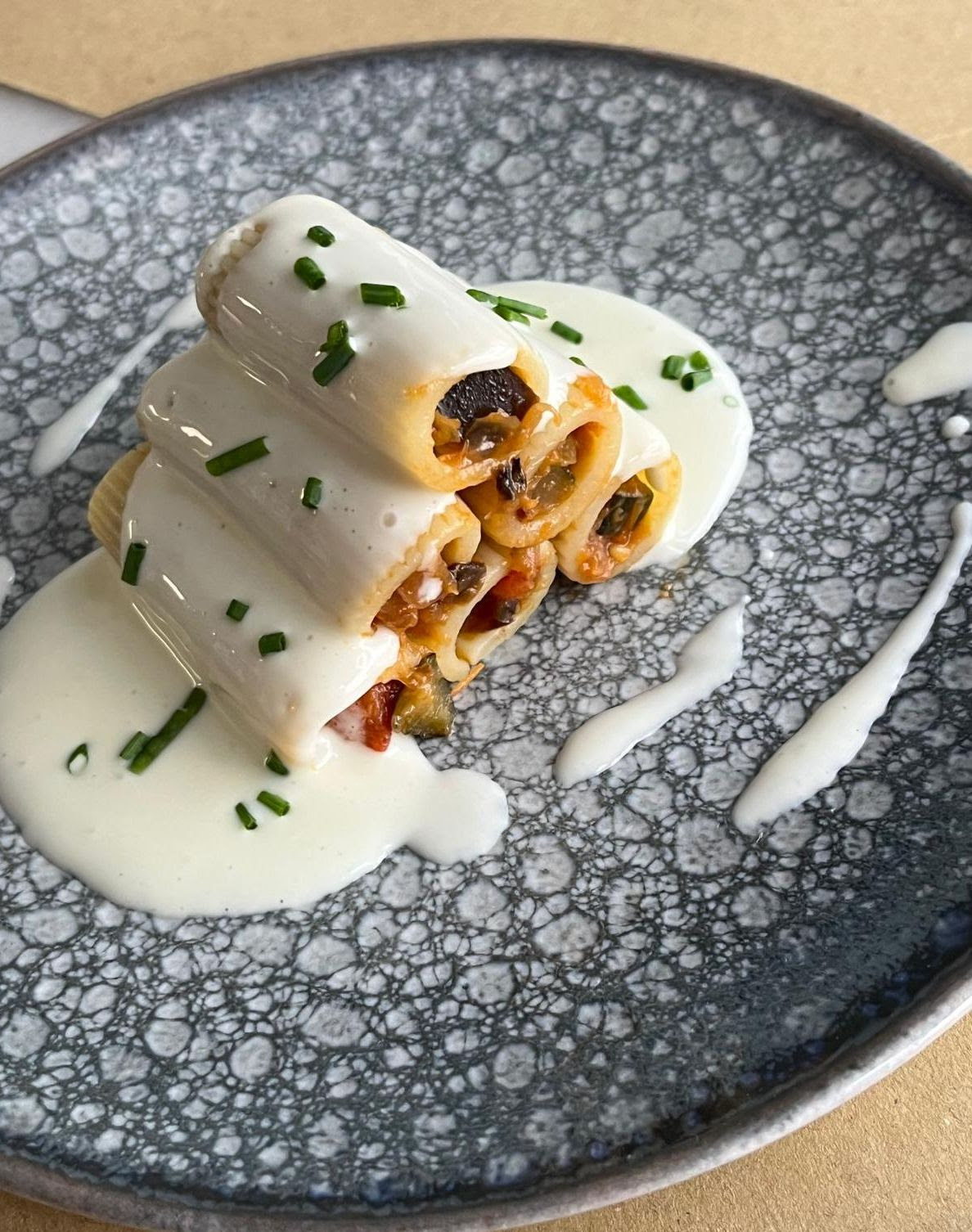 Altre proposta gastronòmica del Baix l’ofereixen els restaurants Sabors de l’Horta amb el plat tradicional de la samfaina  