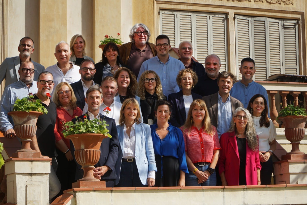 La consellera Alícia Romero envoltada d’alcaldes i alcaldesses socialistes del Baix Llobregat, durant la seva visita d’aquest divendres a Sant Feliu.