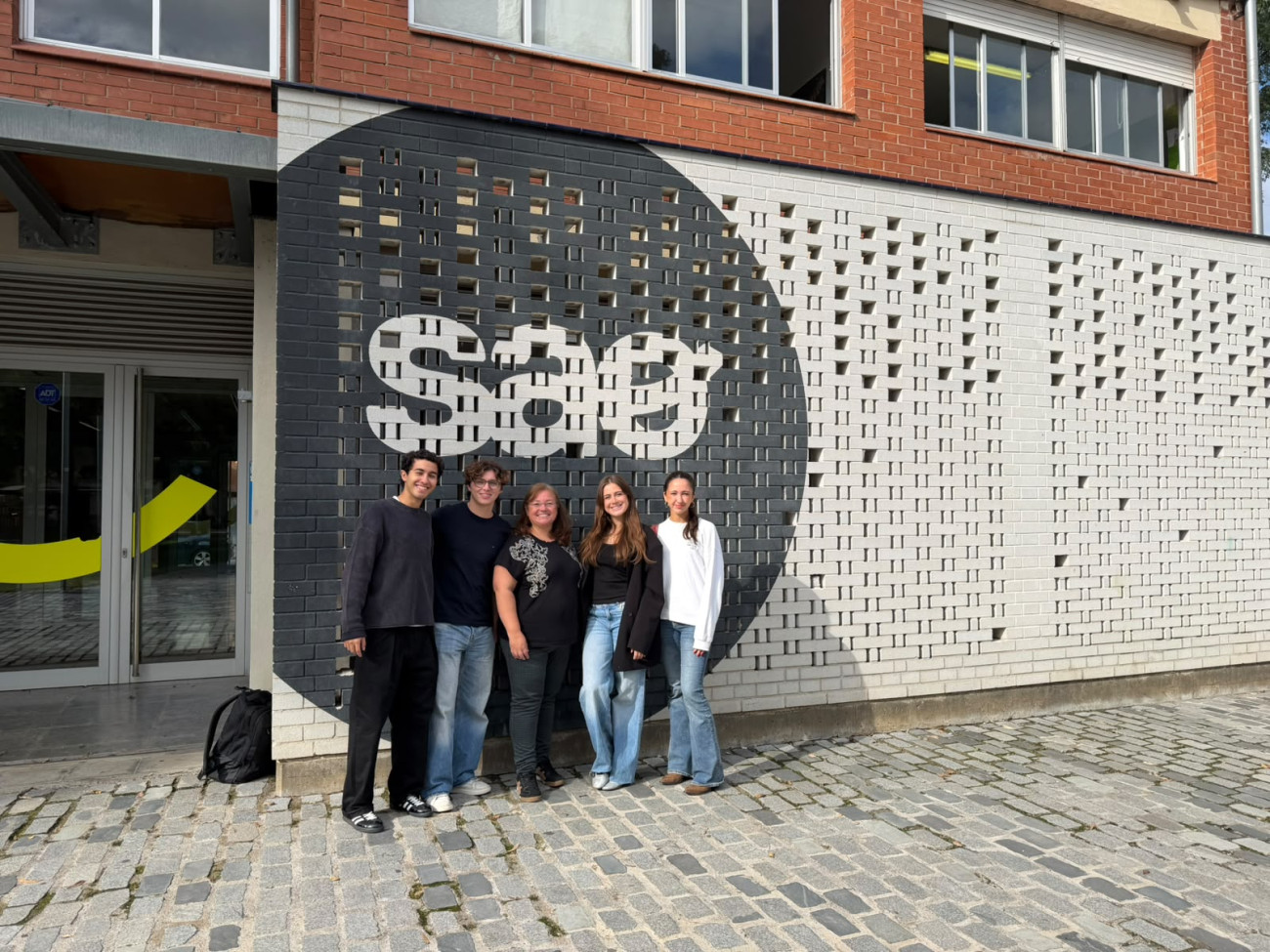 Alumnes de la Universitat Abat Oliba CEU durant la seva visita a SaóPrat. Isabel Capdevila, autora d’aquesta informació, apareix a la dreta, vestida de blanc.