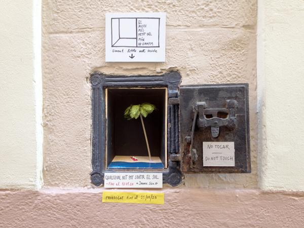 El Museu Més Petit del Món, l´escletxa de llibertat a la paret de Gràcia. L’univers en un forat de pany que ens obliga a agenollar-nos davant l’insignificant
