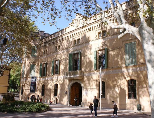 El MMACA de Cornellà, el gimnàs logístic de la raó.  L’enigma de fusta que habita les golfes d’un palau romàntic al parc de Can Mercader