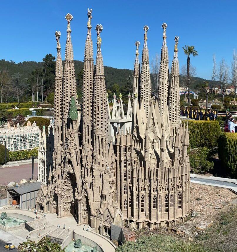 Catalunya en Miniatura, l’escala del deliri col·lectiu. La cartografia de resina i ciment que ens permet mirar els nostres gegants per sobre de l’espatlla