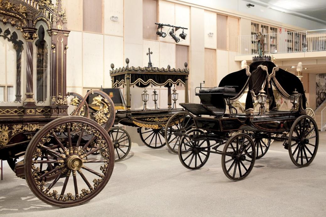 Museu de Carrosses Fúnebres, l’última parada de la vanitat. L’obscur seguici que ens recorda que, abans del motor, fins i tot el silenci tenia jerarquia