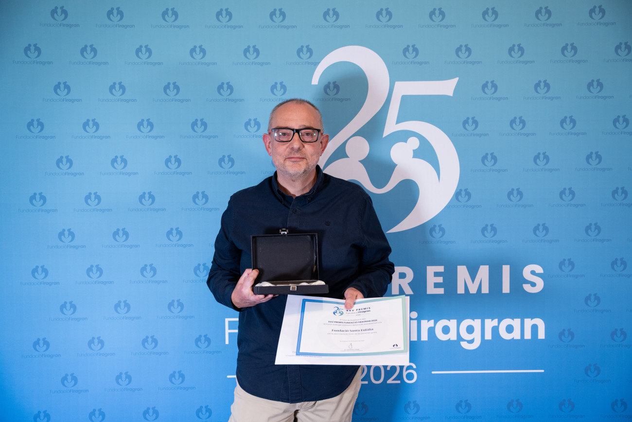El president de la Fundació Santa Eulàlia, Miguel González, amb el guardó i el diploma lliurats aquest dimecres.
