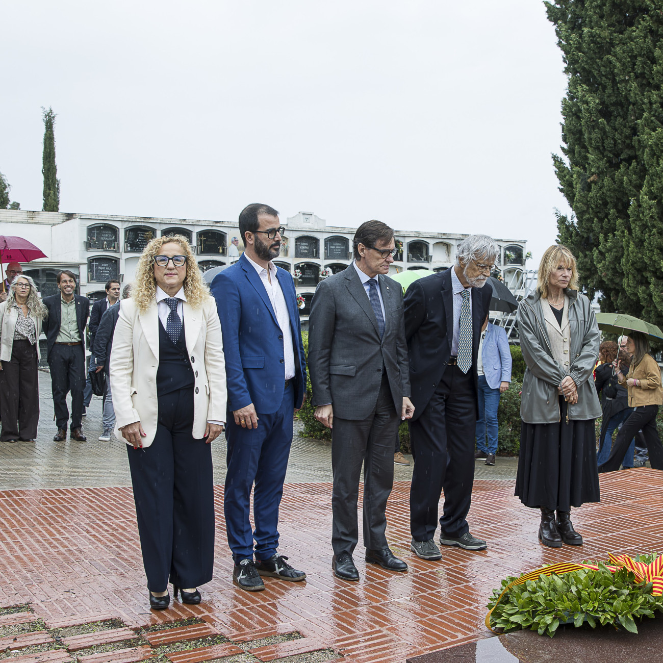 Les autoritats van fer una ofrena floral a la tomba de Tarradellas.