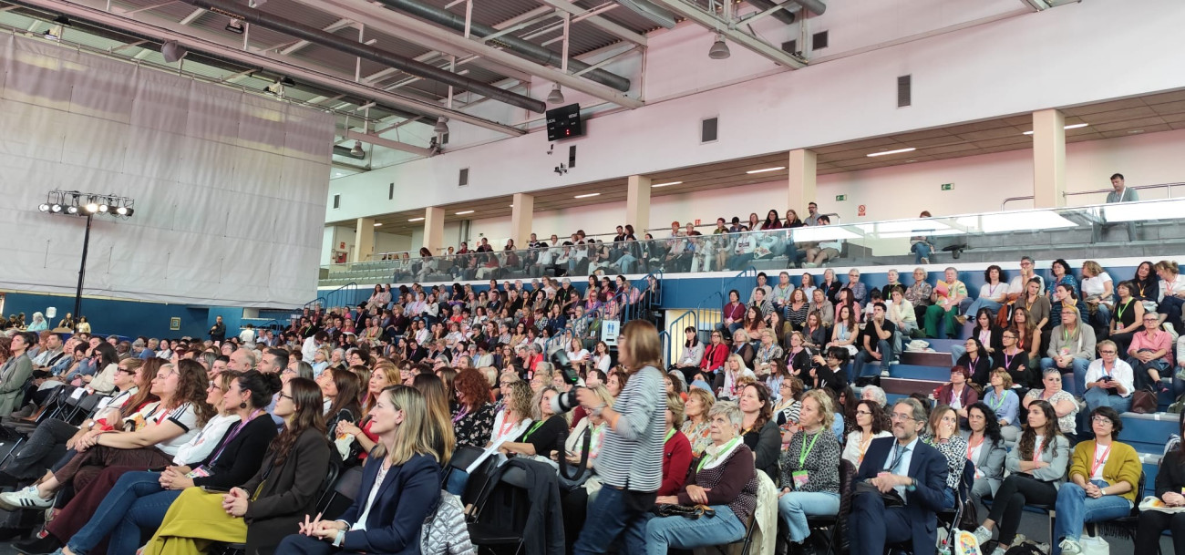 Imagen de las asistentes al congreso en el polideportivo Salvador Gimeno de Sant Joan Despí. Las reuniones de trabajo de seis comisiones se repartieron entre Can Negre, el Foment Cultural i Artístic y el Centre Cultural Mercè Rodoreda de la misma població