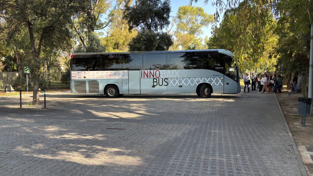  Imagen del bus que recorrerá el territorio, las empresas y las instituciones. A la derecha, el grupo participante