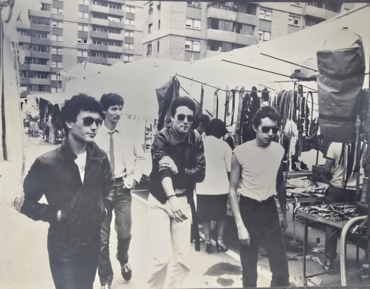 La banda Colmena en el mercadillo de Bellvitge. Carlos Caballé es el primero por la derecha