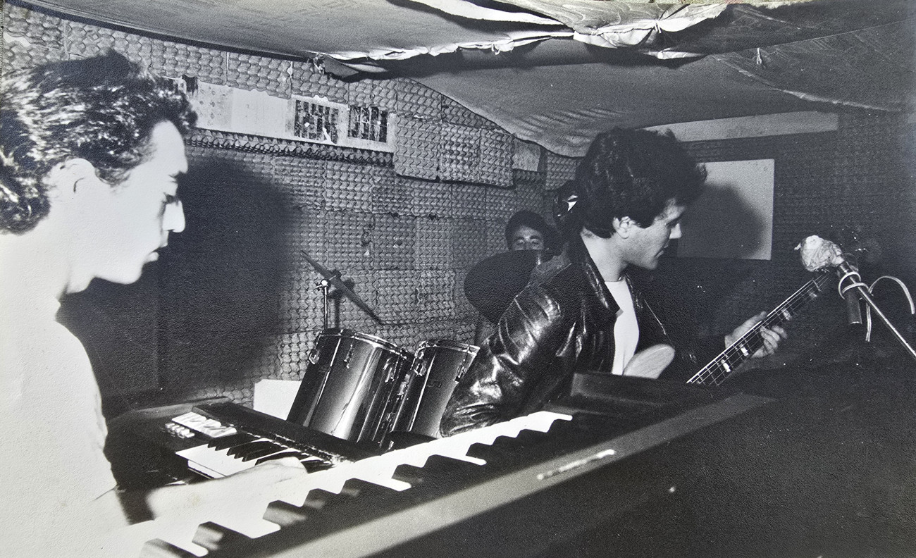 Carlos Caballé, a la izquierda, en los teclados, en el sótano de ensayo de Colmena en Bellvitge, el Bronx de Barcelona