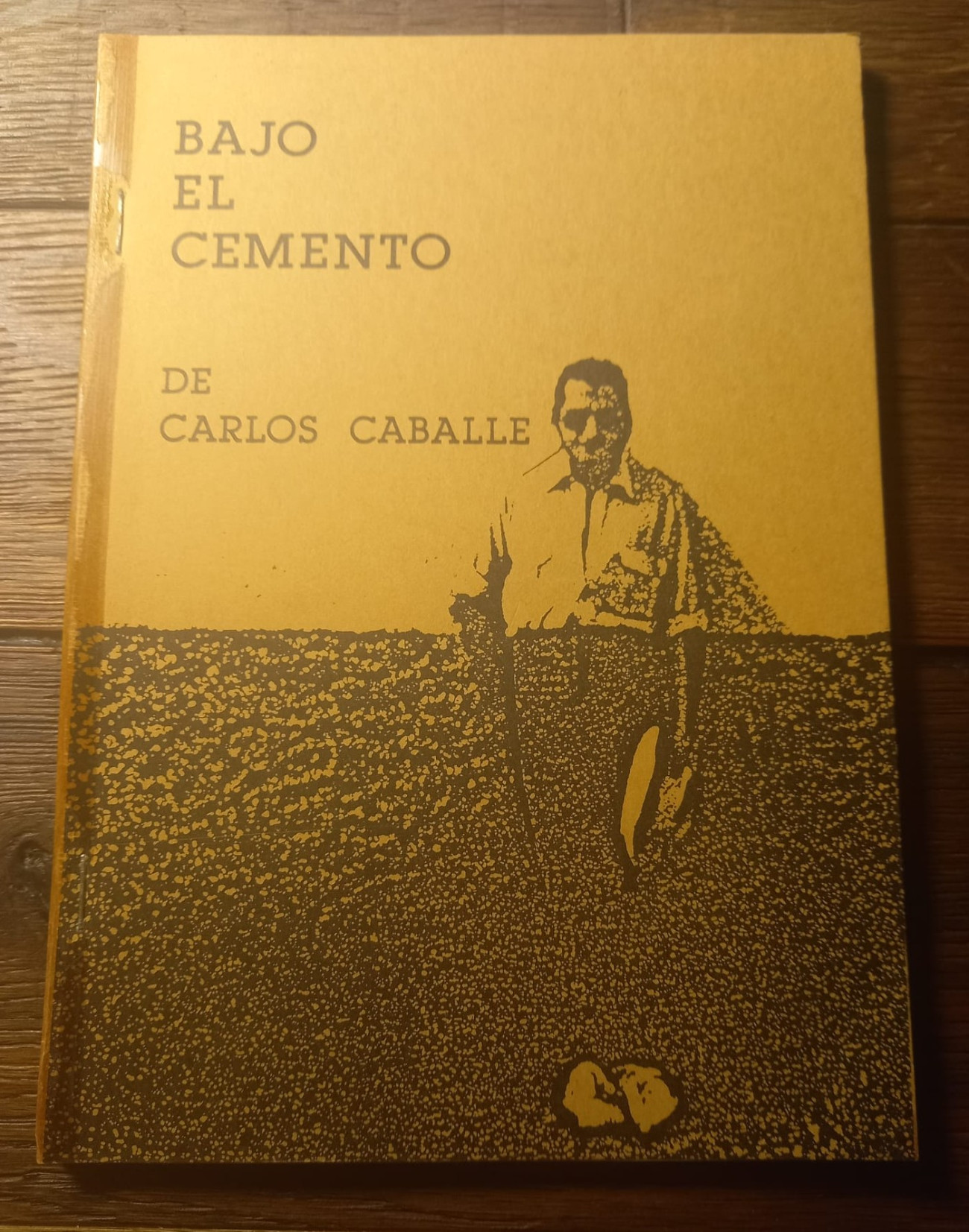 Portada del libro “Bajo el cemento”, editado por Manuel Calderón, con poemas de Carlos Caballé