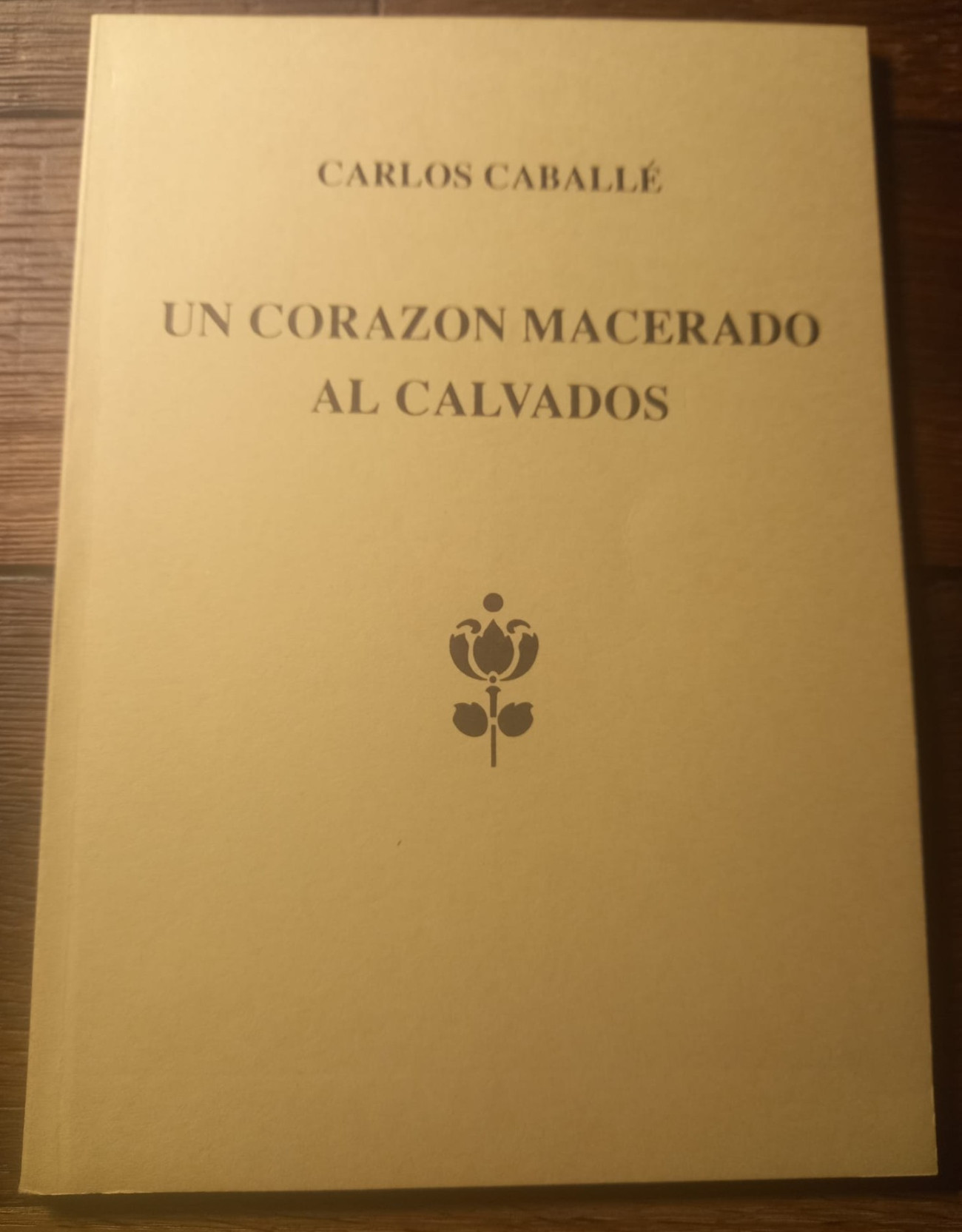  Portada del último libro de Carlos Caballé, “Un corazón macerado al calvados”