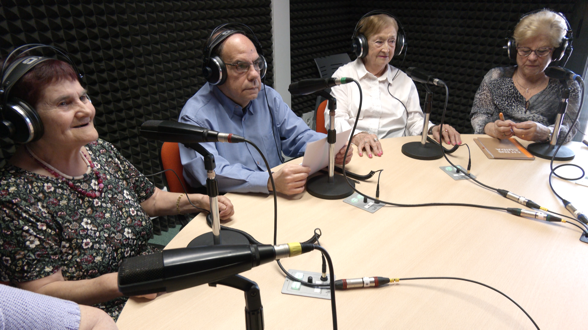 Membres del pòdcast “El Bando”, emmarcat dins del programa “L’Hospitalet, ciutat amigable amb les persones grans”