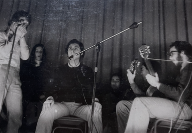 Grup de música Llumins l’any 1970. Era un grup de música folk que va formar el Jesús Vila que era el compositor i guitarra, és el de la dreta, amb barba	