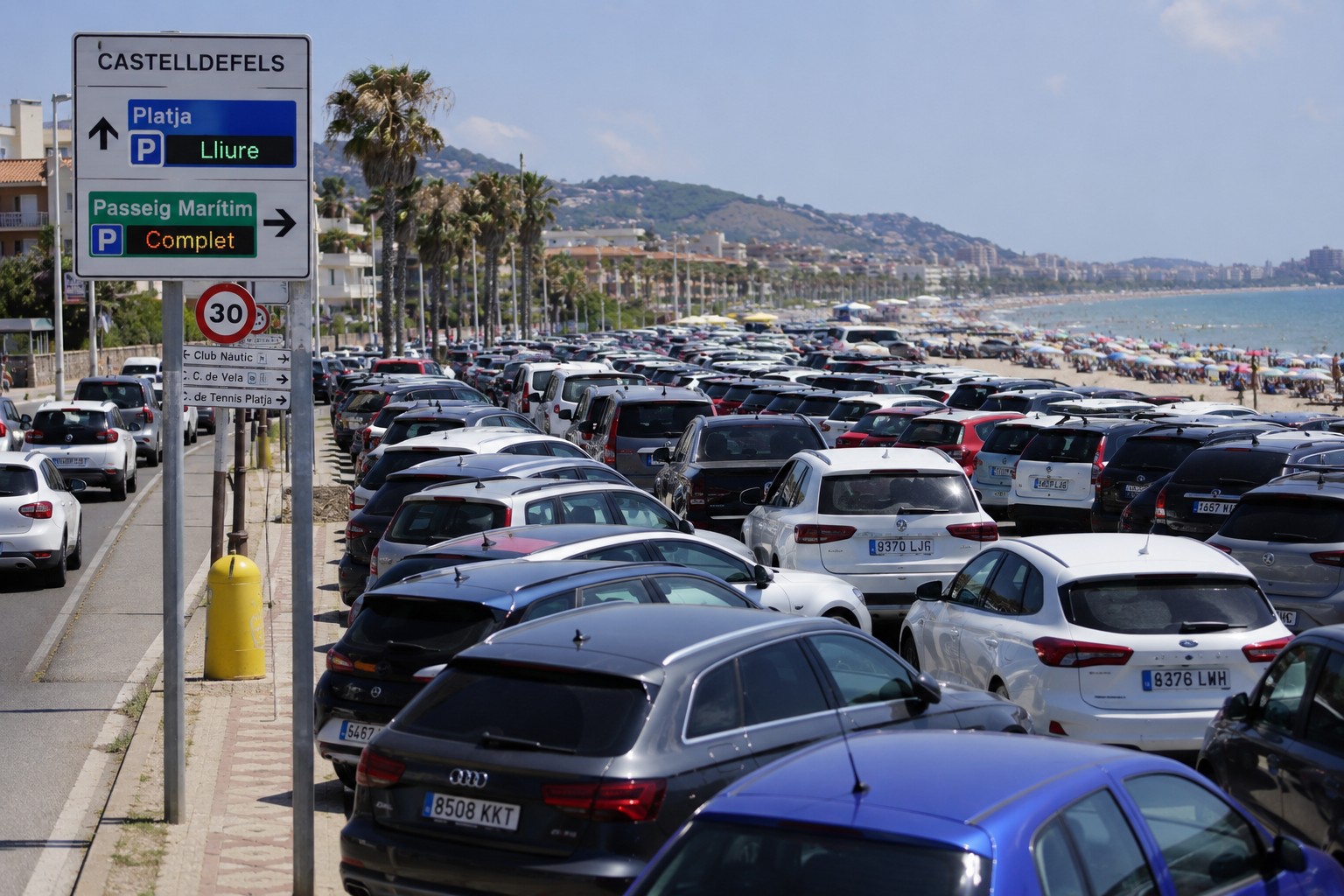 Img Aparcar en agosto es gratis en las zonas urbanas y las tarifas en el litoral alcanzan hasta 19 euros junto a la playa