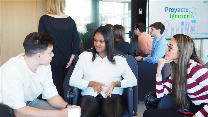 Membres del projecte interactuant entre ells tenint una conversa