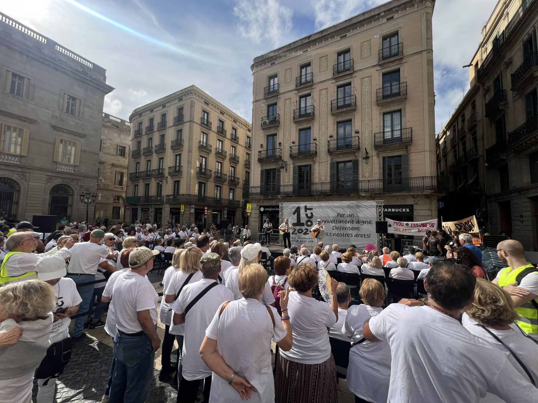 Imatge de la plaça de Sant Jaume al darrer Dia Internacional de la Gent Gran sota el lema: Per un envelliment digne. Defensem els nostres drets!
