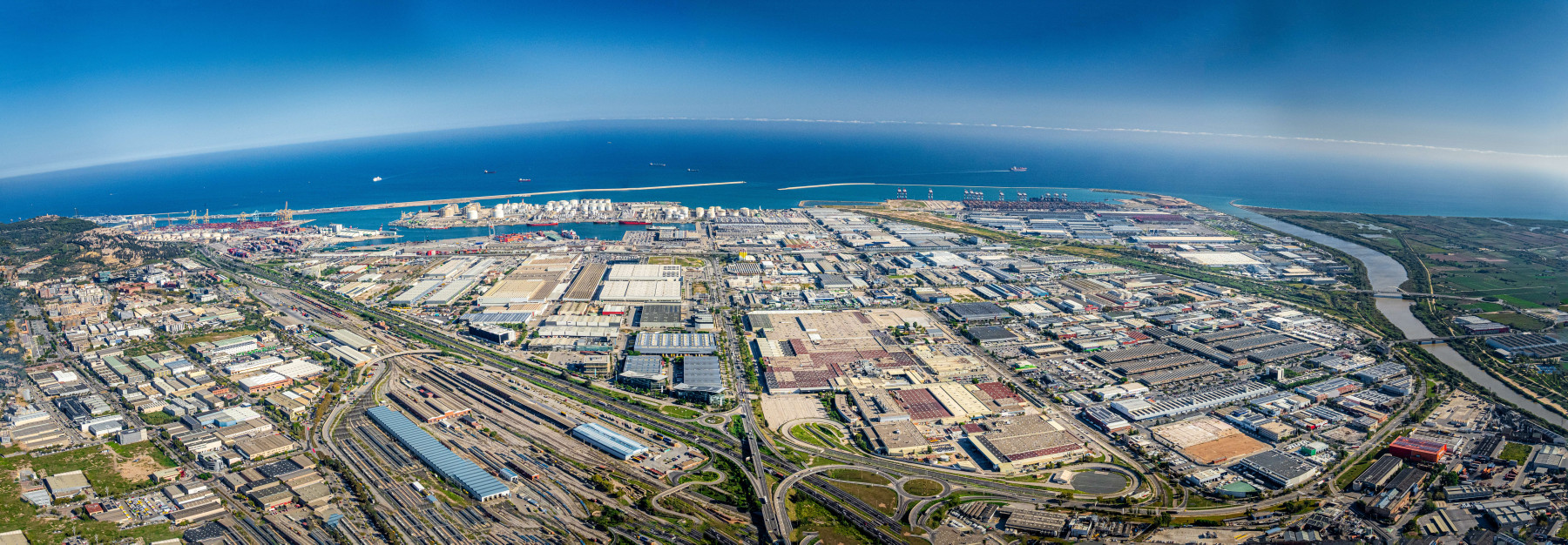 El Consorci de Zona Franca es va fundar el 1916 per dinamitzar l´economia de la zona metropolitana i des de la instal·lació de SEAT i Motor Ibèrica en els anys 70, fins a l´actualitat, el polígon lidera la transformació industrial del país 