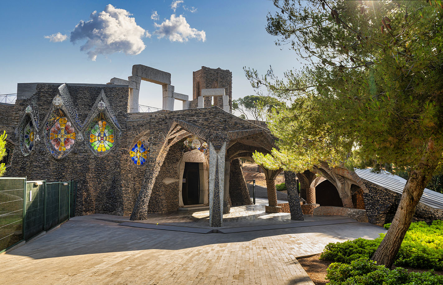 El modernisme català i la petjada de Gaudí més enllà del centre de Barcelona