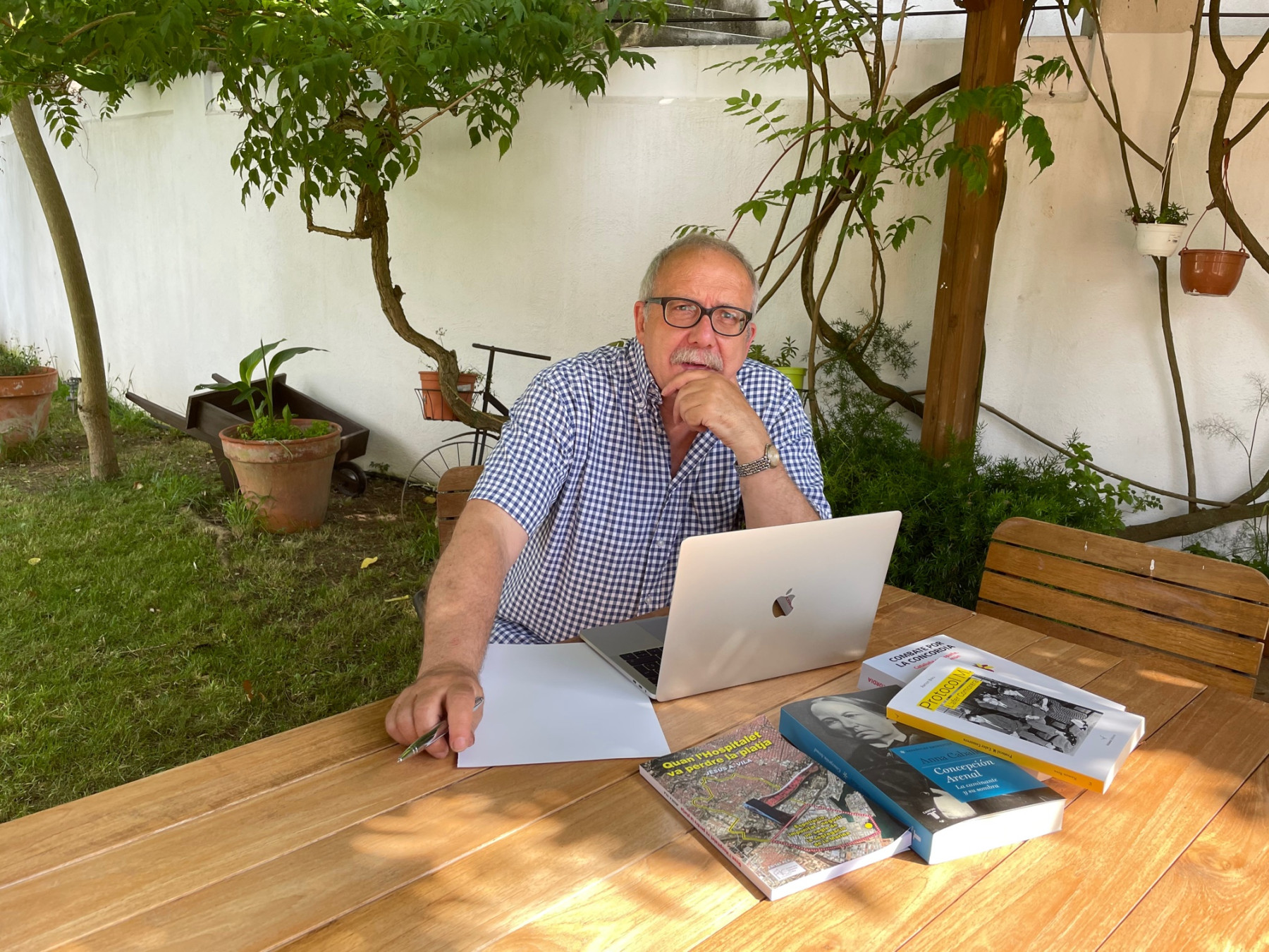 Jesús Vila a l’actualitat, amb alguns dels seus llibres sobre la taula, tant novel·la com assaig i història, entre d’altres temàtiques