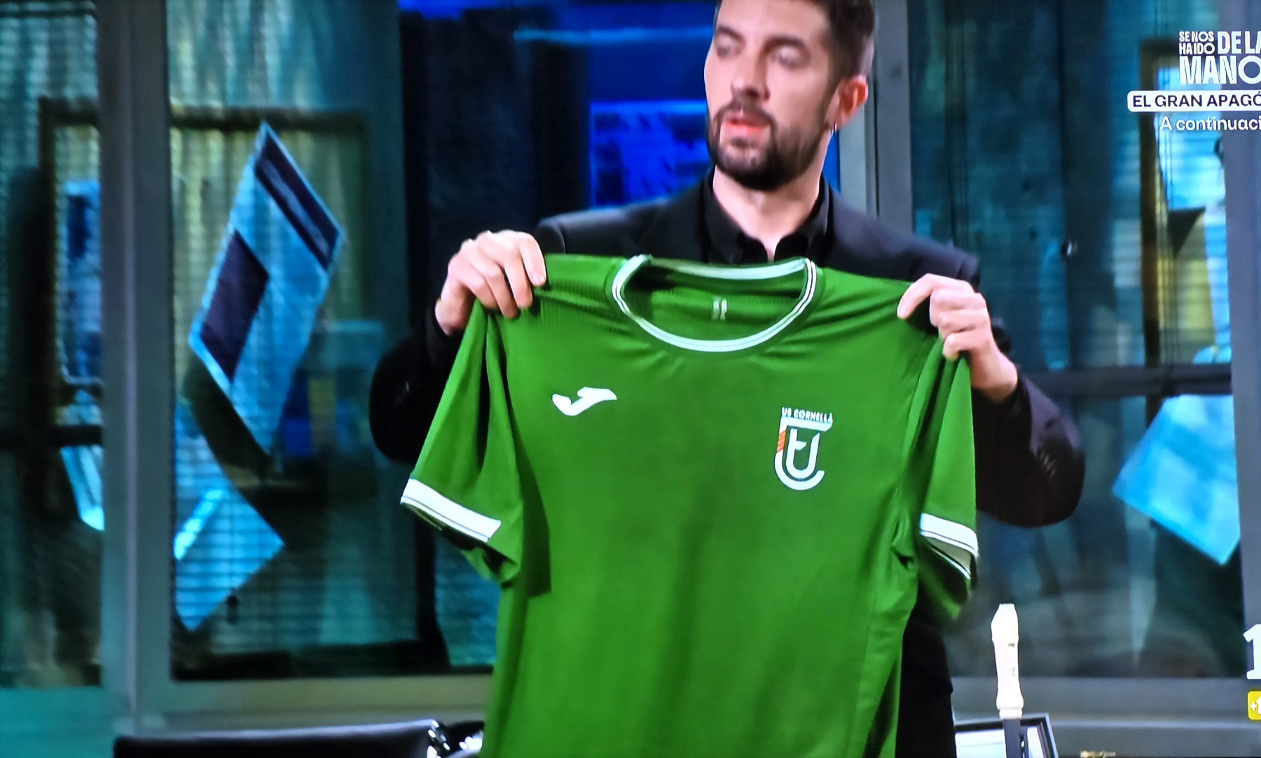 Img Jordi Evole regala una camiseta de la UE Cornellà a David Broncano en La Revuelta de TVE