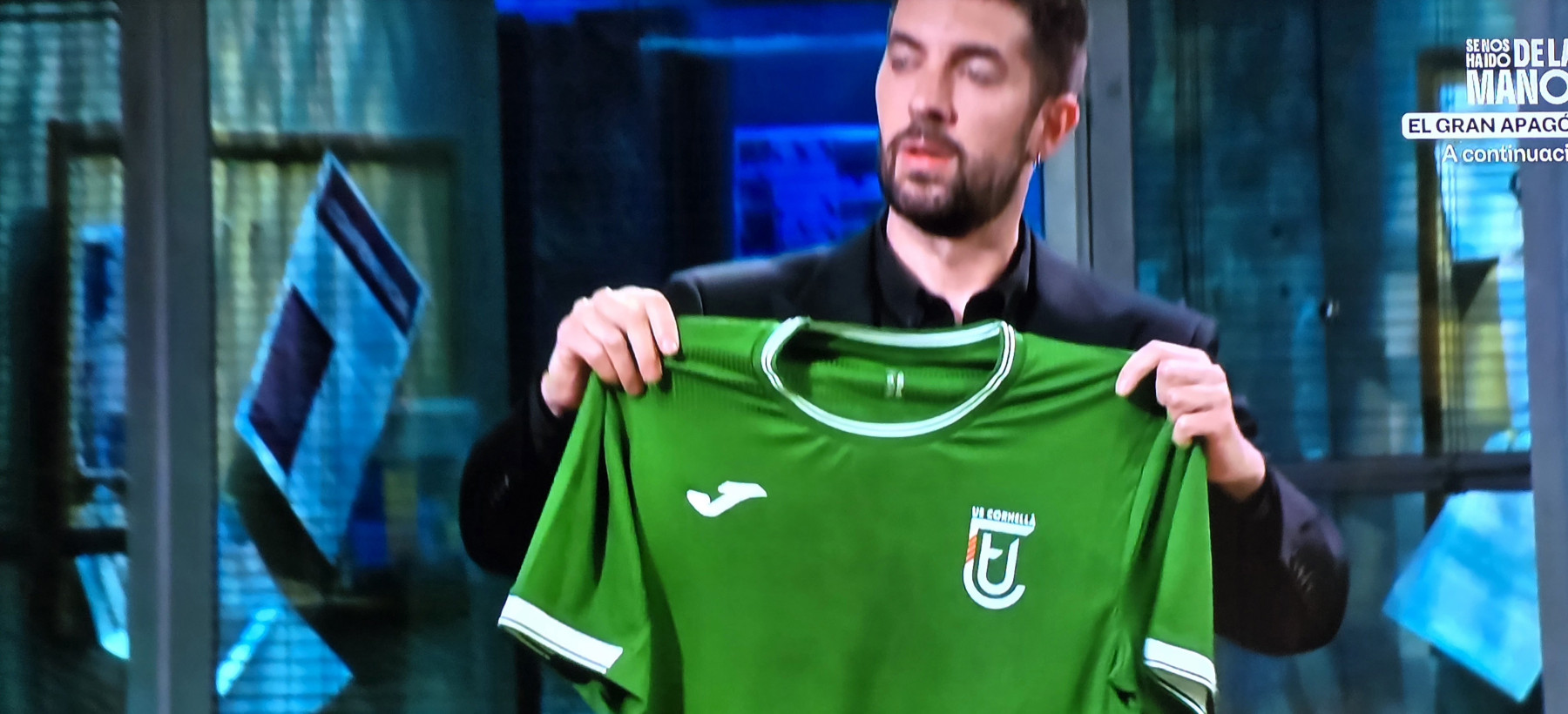 Img Jordi Évole regala una samarreta de la UE Cornellà a David Broncano a La Revuelta de TVE